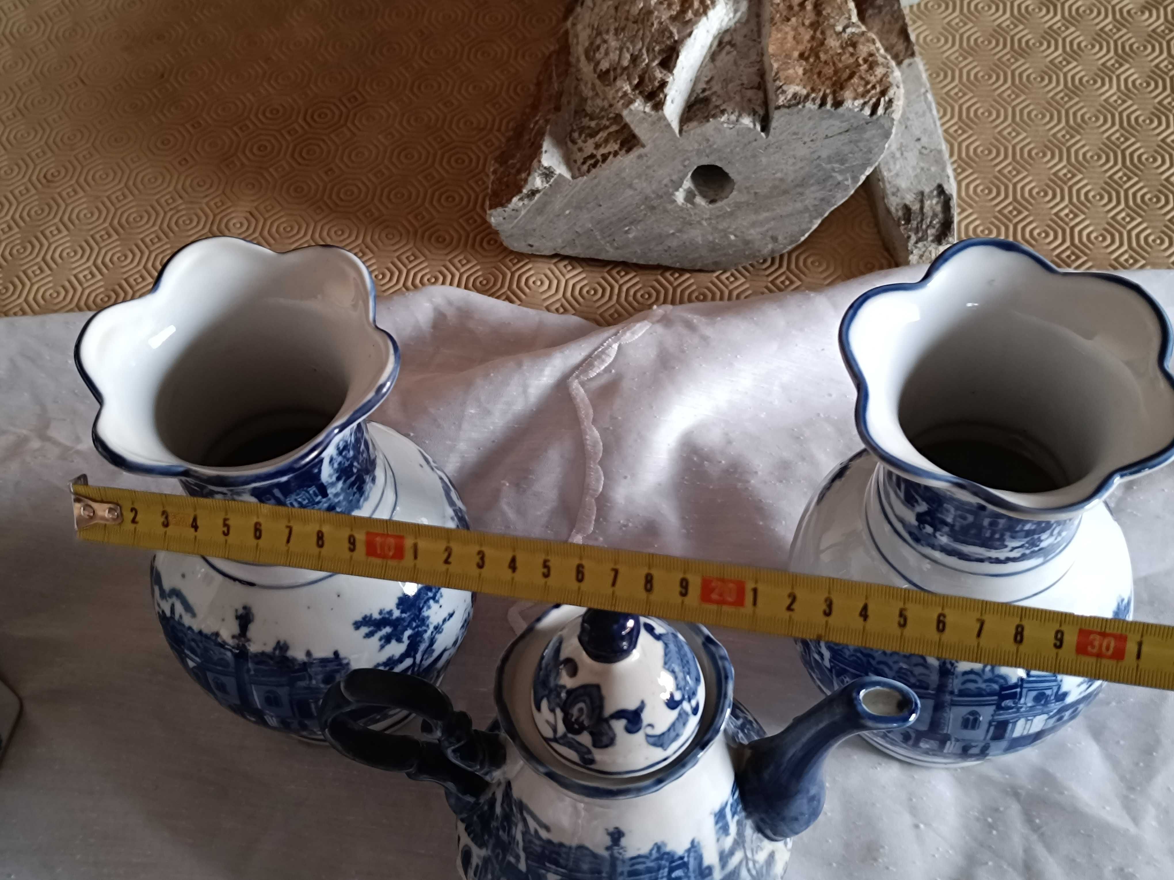 Bule e 2 Jarros de estilo Vitoriano