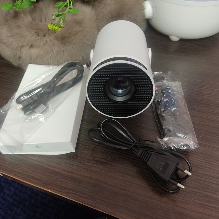 мініпроєктор Aubor Mentech
Це портативний смарт-проєктор з Wi-Fi та