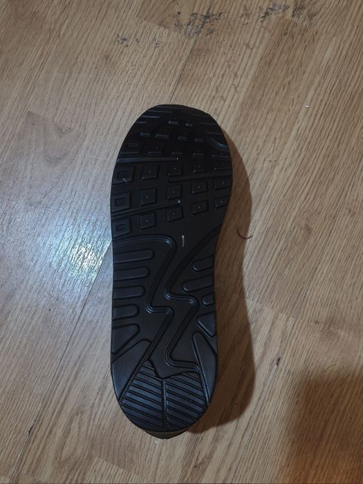 Tênis pretos novos
