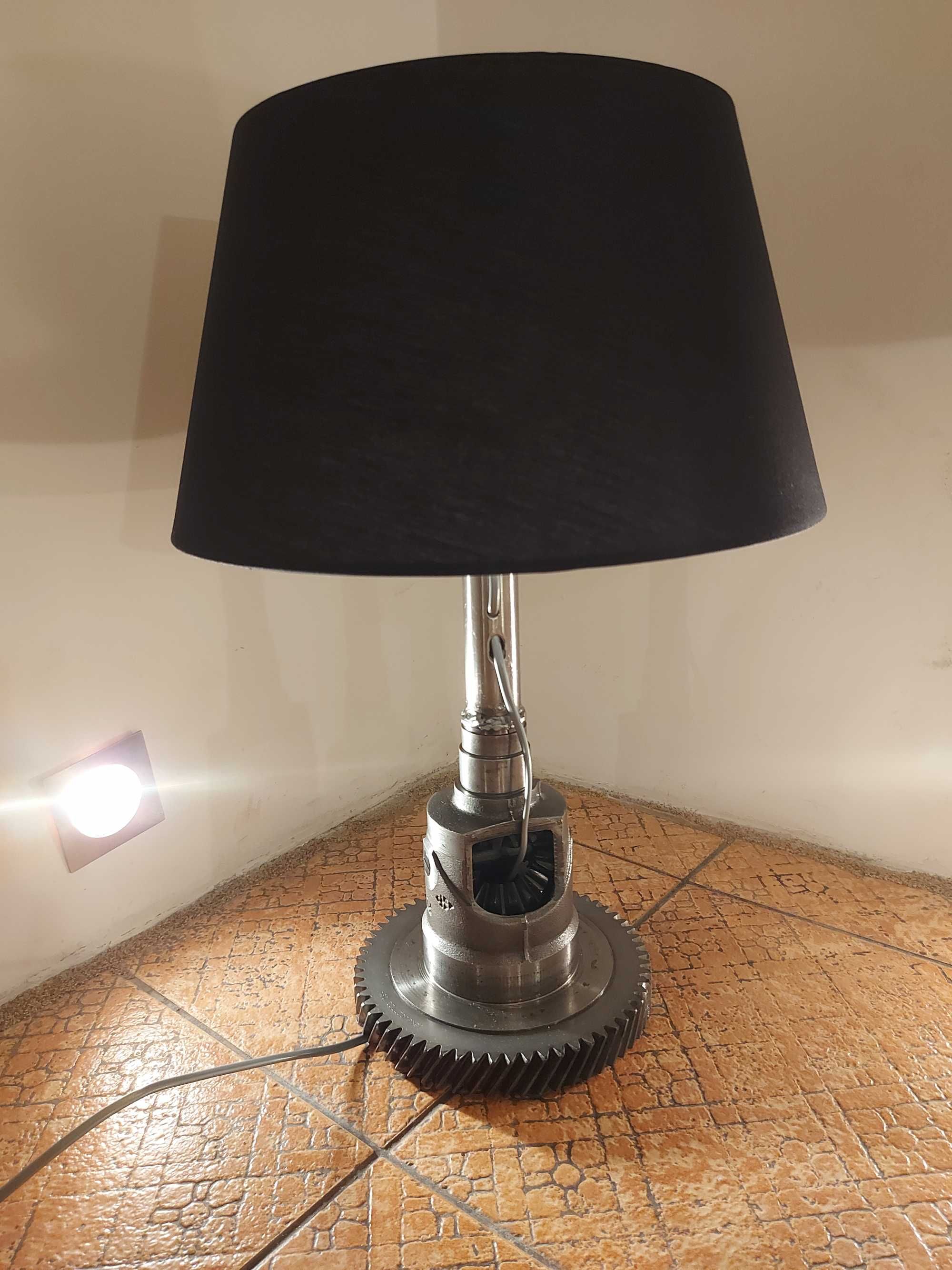 Recznie robiona lampa z czesci samochodowych.