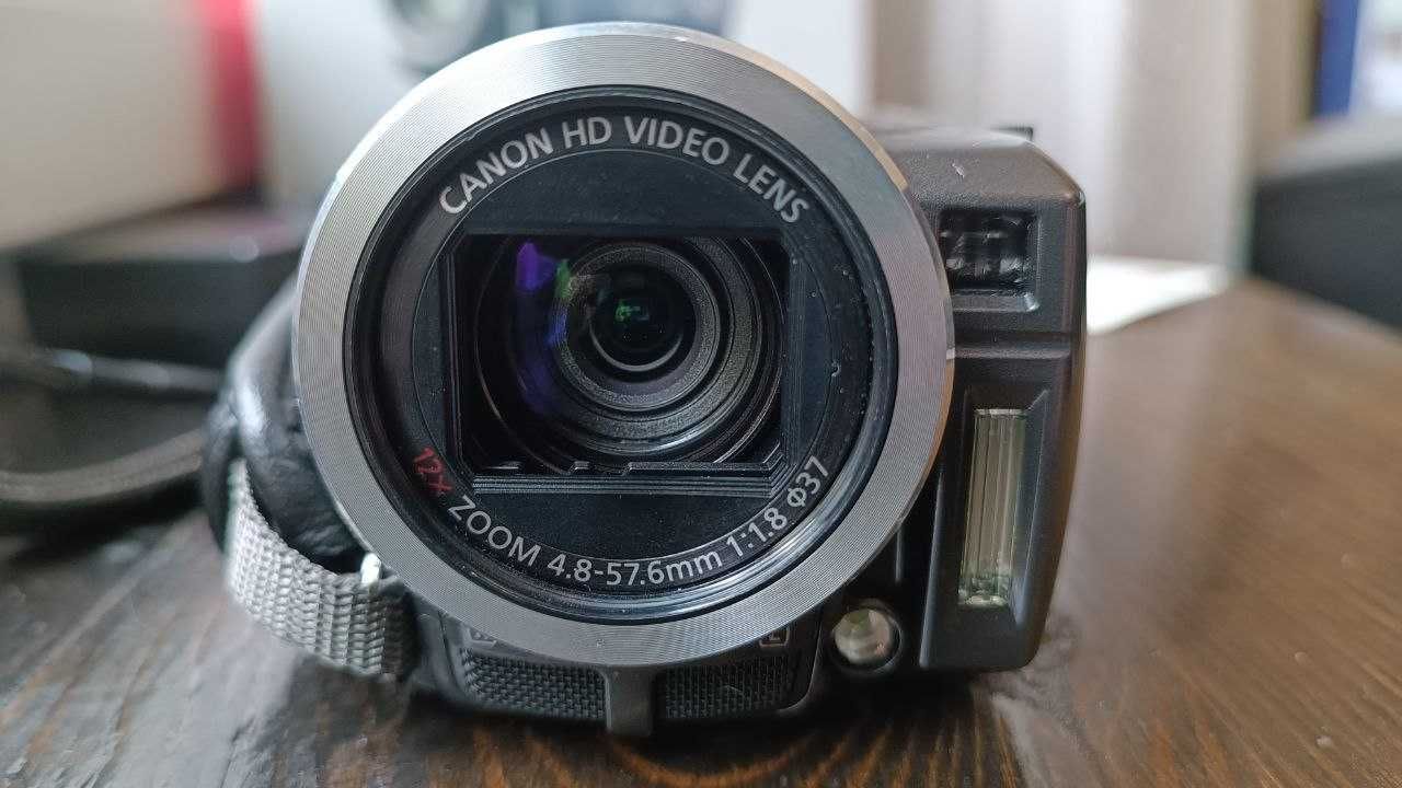 Відеокамера Canon HF100 (12 кратний оптичний зум та об'ємний звук)