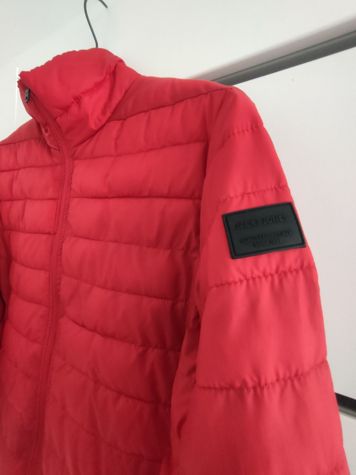 Czerwona pikowana przejściowa kurtka męska Jack&Jones S
