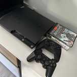 PS3 slim + 2 pady i 4 gry