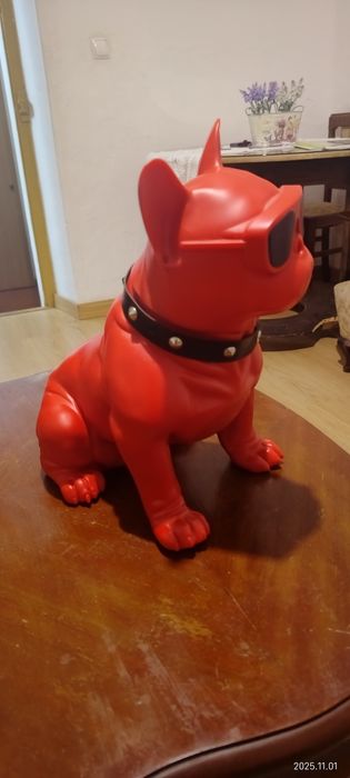 Som Blotooph, Home thitear e coluna em forma de cao