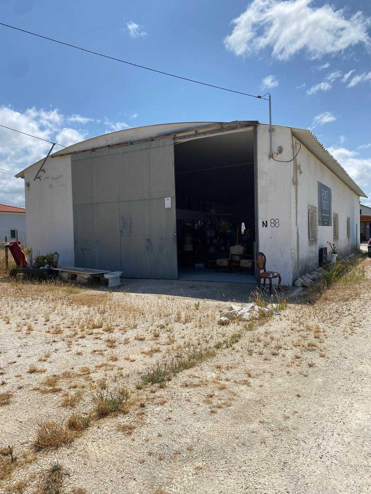 Arrenda-se Armazem com 200m2, em Benavente