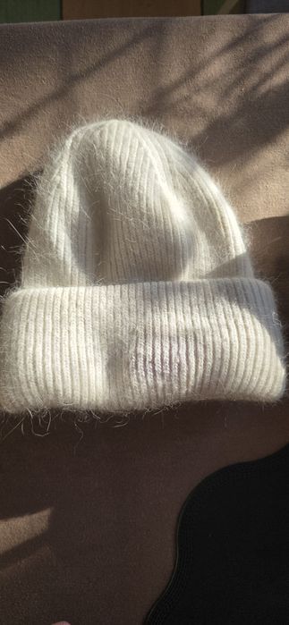 Шапка біла б/в, з дефектом