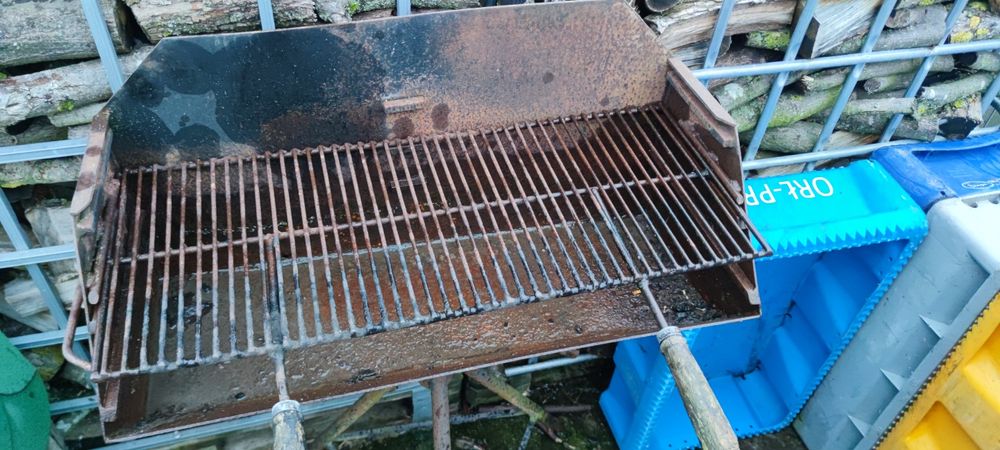 Grill ogrodowy duży na stojaku z grubej blachy z rególowanym rusztem