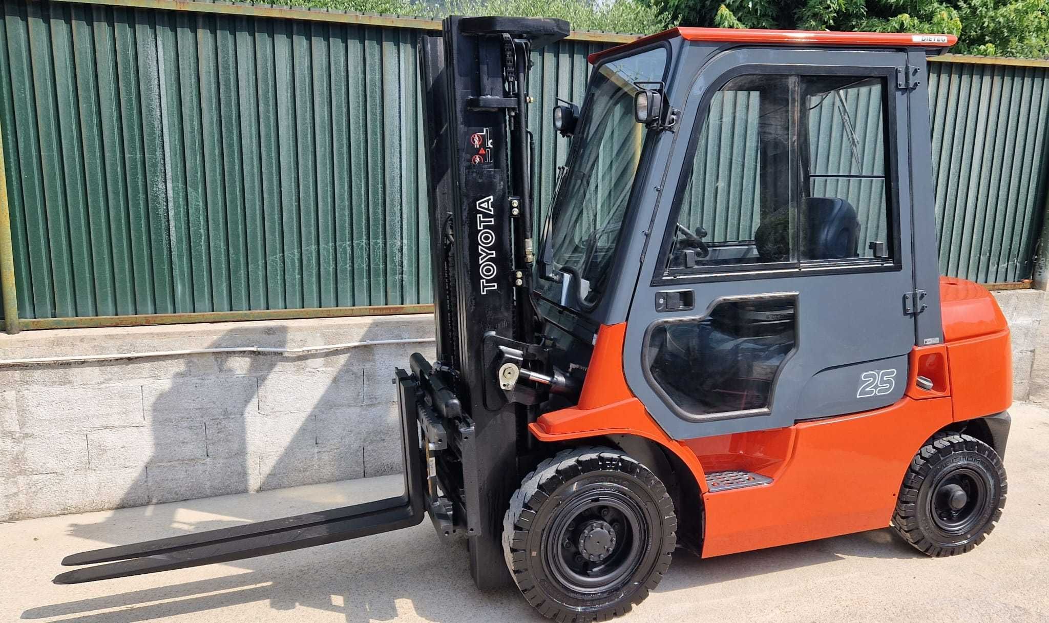 Empilhador Toyota 62-7FDF25 | Diesel | Triplex 4.7m | Cabine Fechada