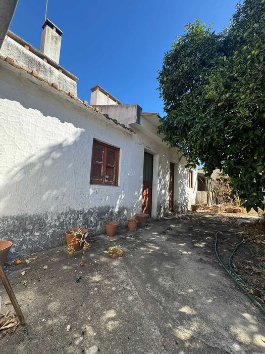 Moradia Rústica T3 com jardim, garagem e anexo