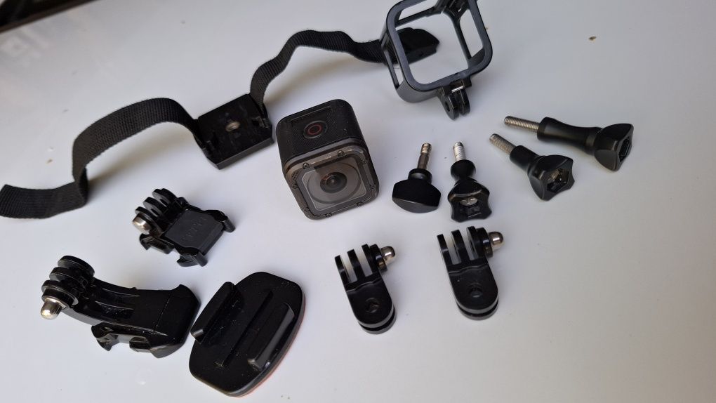 GoPro Hero 4 Session + zestaw z kartą na 32GB
OPIS
HERO Session to p