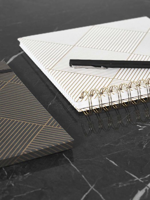 Stolik kawowy o wyglądzie trawertynu Lesley czarny 90x90 Westwing