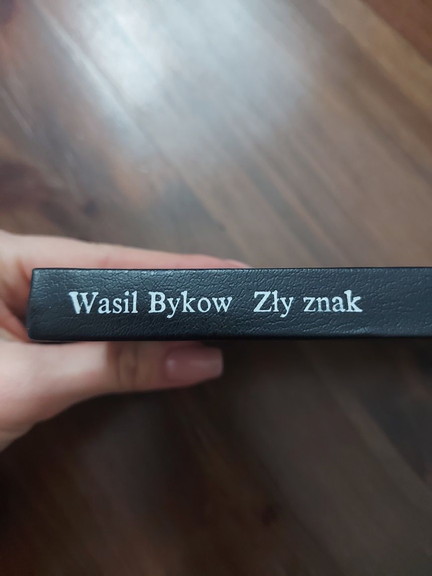 Książka Zły znak Wasil Bykow