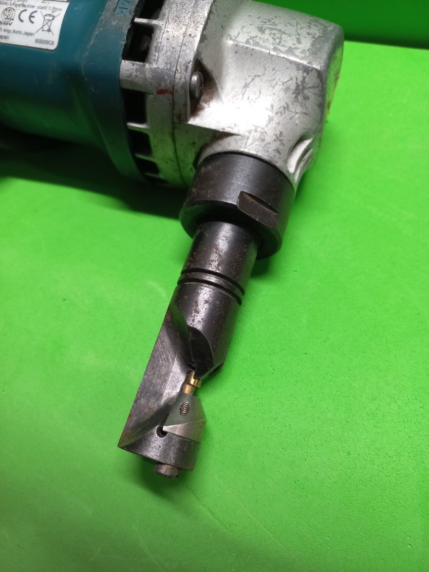 Електроножиці Makita ножницы по металу jn1601