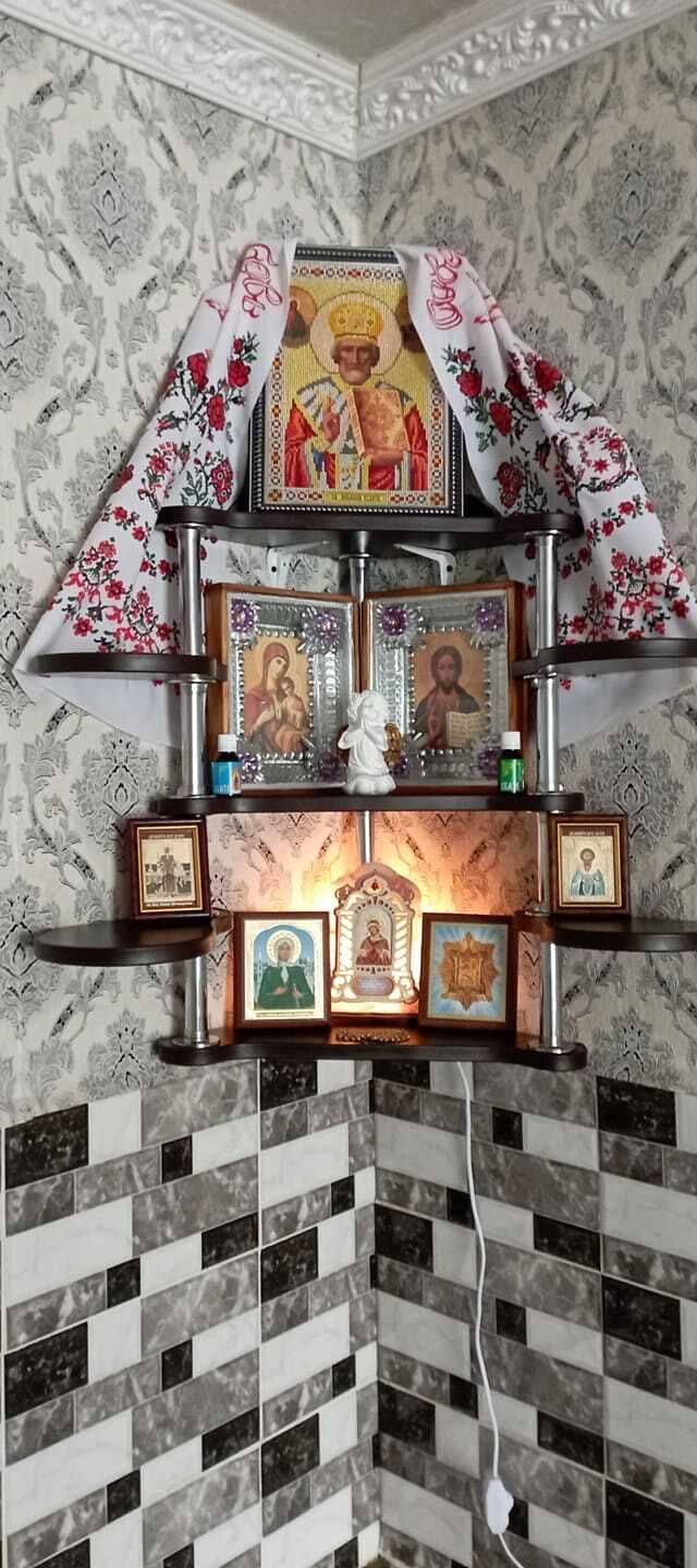 полка угловая ,для икон хорошо и не только