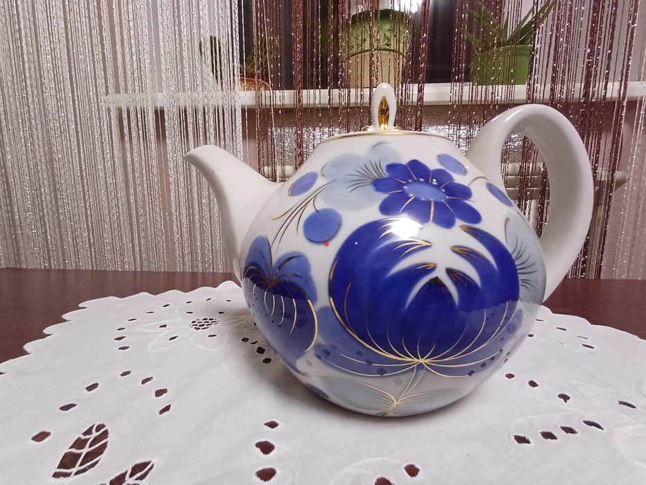 Фарфоровый большой чайник с позолотой Городницкий фарфоровый завод