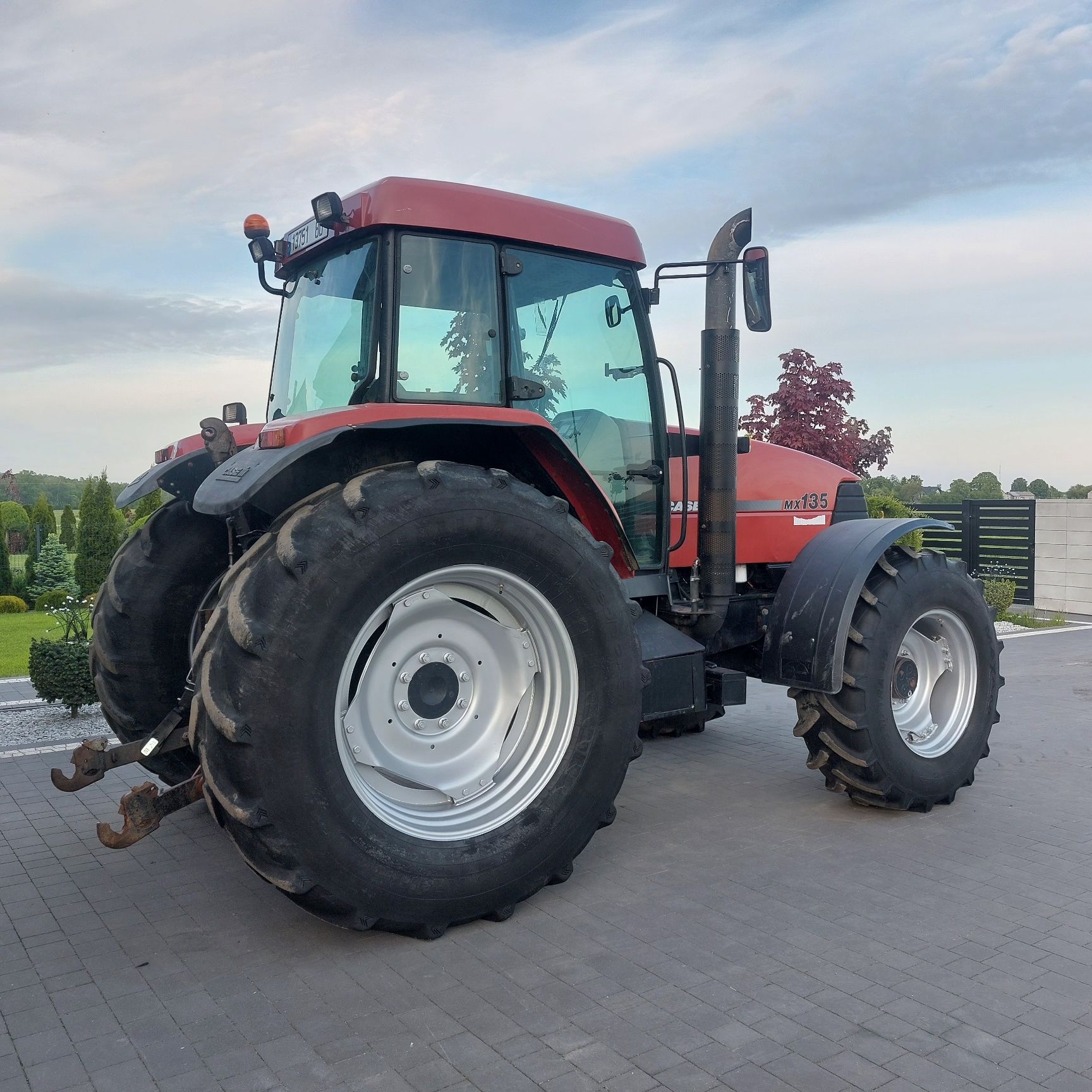 Case MX 135 z tuzem