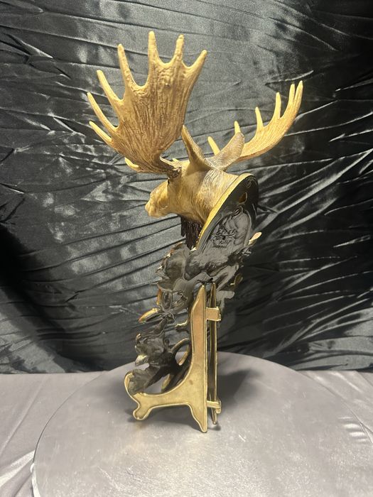 Zawieszka ścienna – łoś wśród liści dębu –  haczyk w stylu myśliwskim