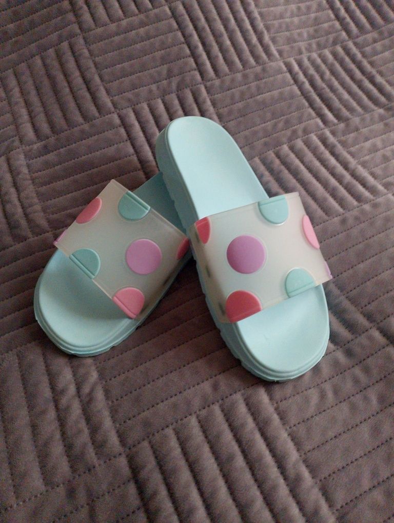 Klapki basenowe plażowe dziewczęce r.36/35 wkładka 22 cm