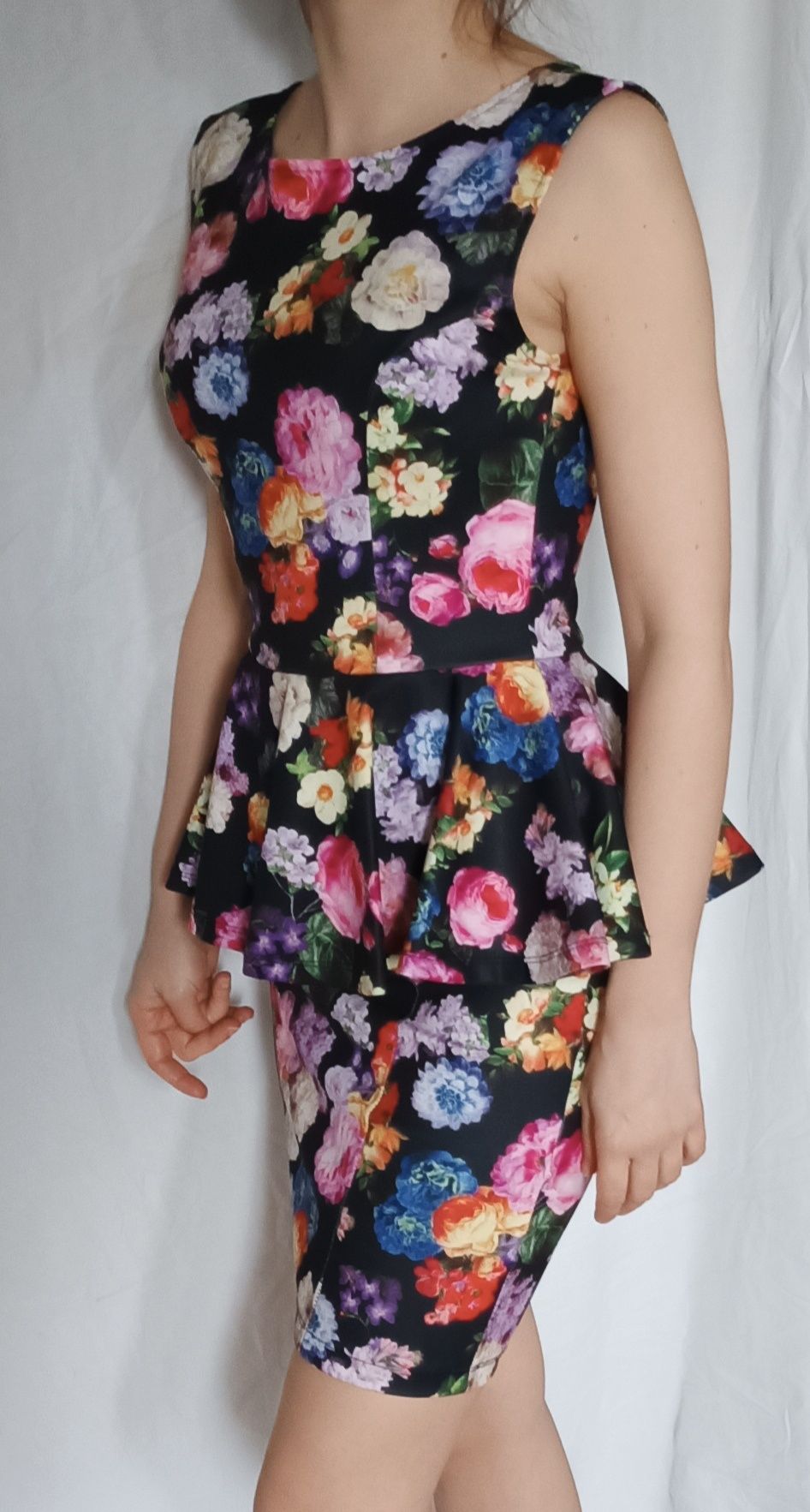 Sukienka mini r.34 z baskinką w kwiaty, bez rękawów kolorowa letnia