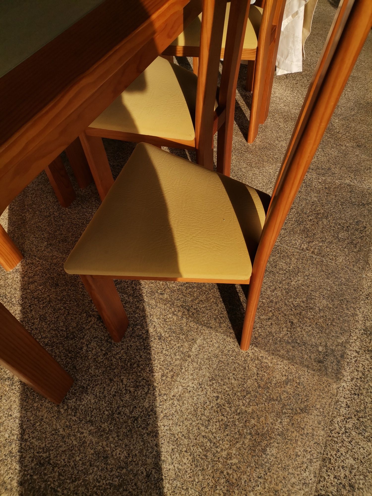 Mesa de jantar com seis cadeiras