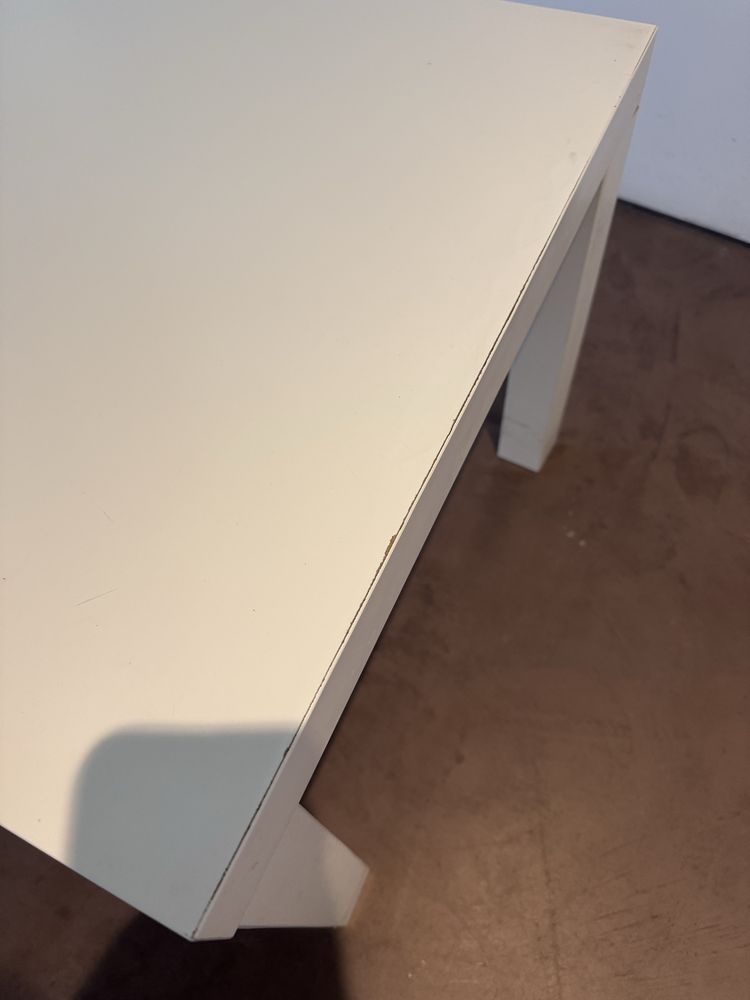 Mesa quadrada branca.