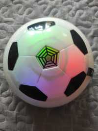 Latająca piłka, zmienia kolory