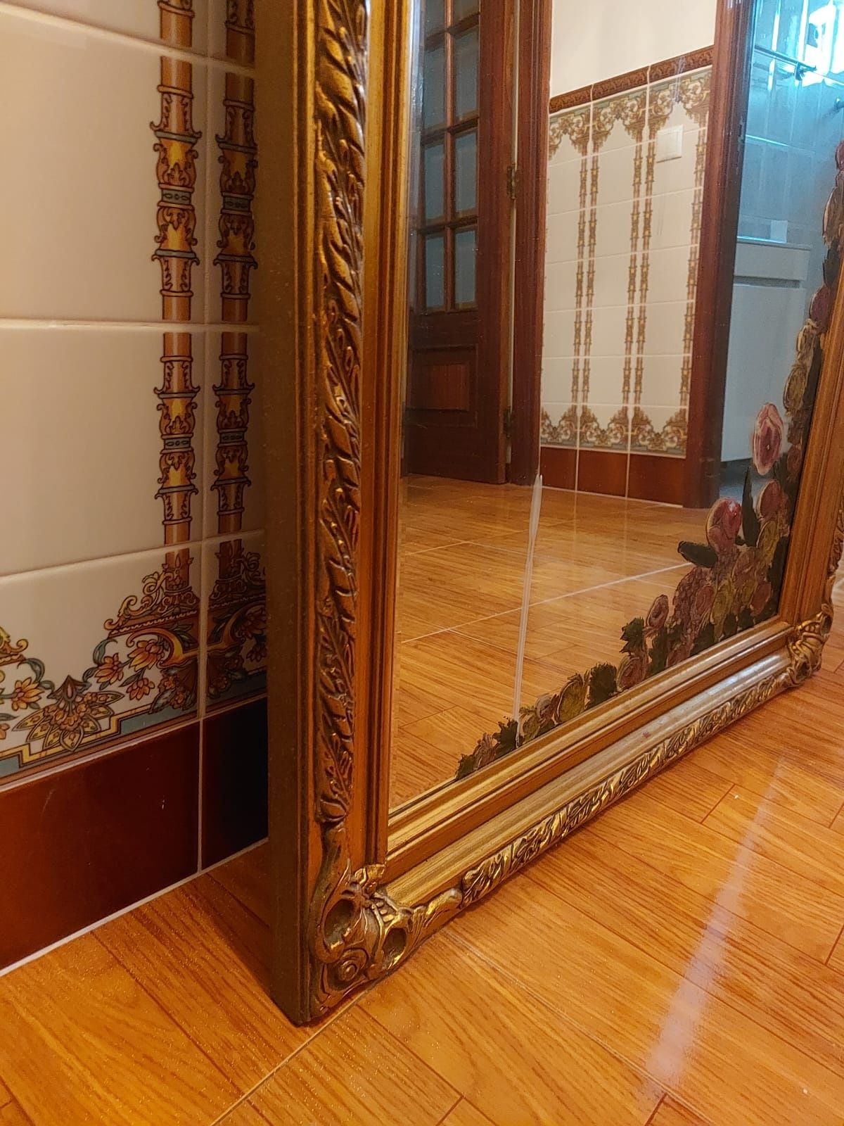 Espelho vintage com moldura em dourado