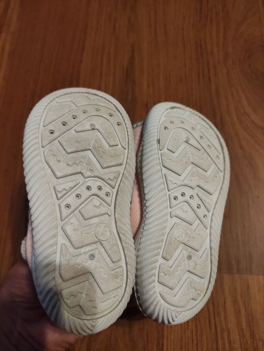 Sandałki dziewczęce r. 23