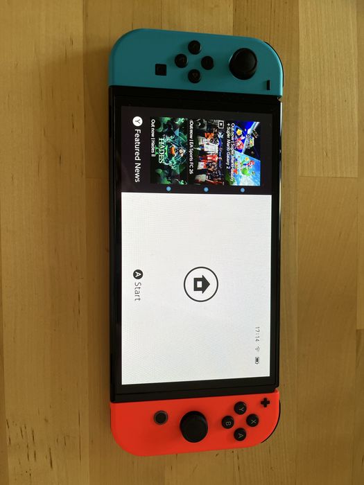 Konsola Nintendo Switch OLED i gra Zelda Breath Of The Wild. Komplet
