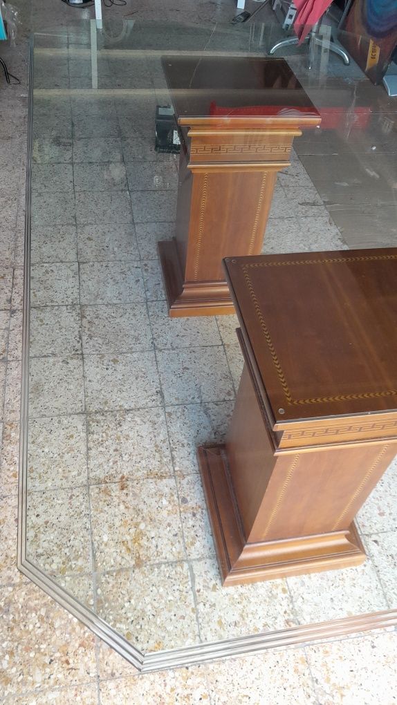 Mesa com tampo em vidro