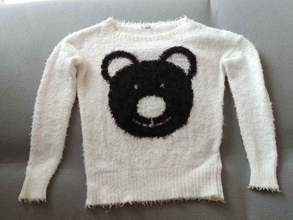 Biały, miękki sweter z misiem