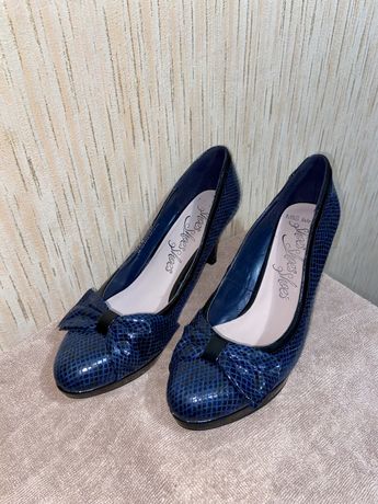 Туфлі темно-сині красивезні