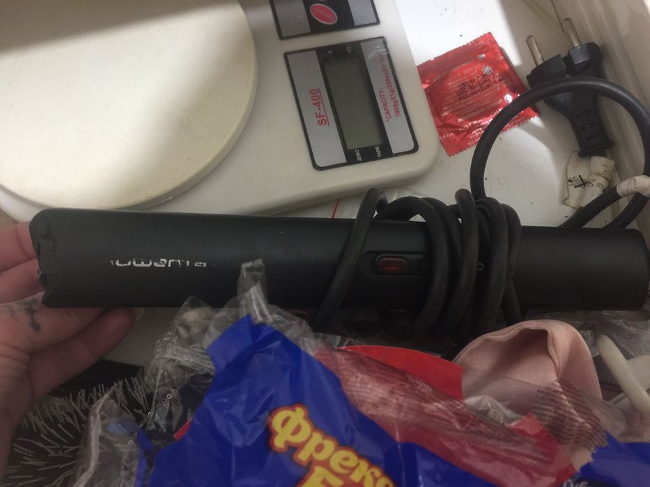 Утюжок Philips чёрный рабочий