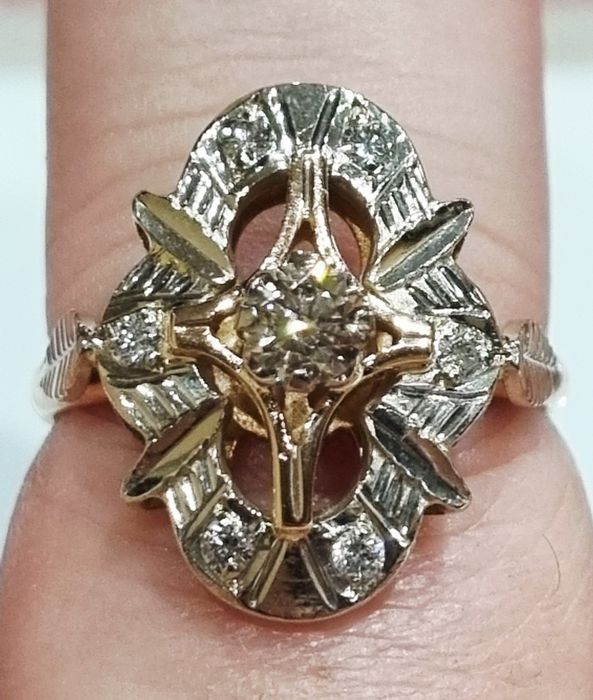 Золота каблучка з діамантами. ct 0,49