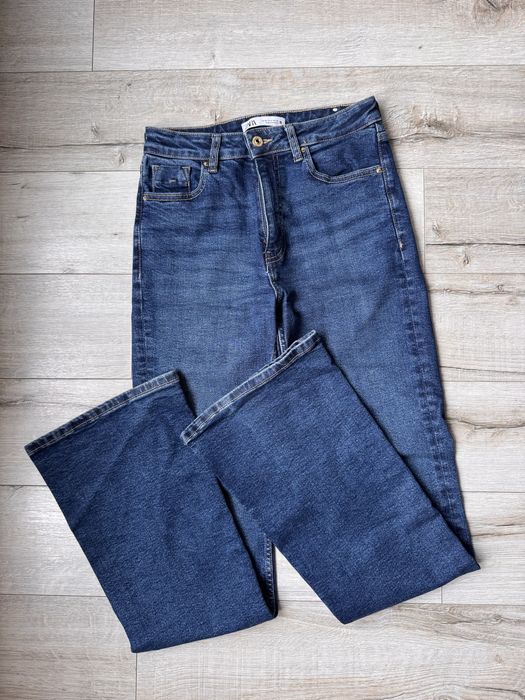 Сині джинси внизу кльош