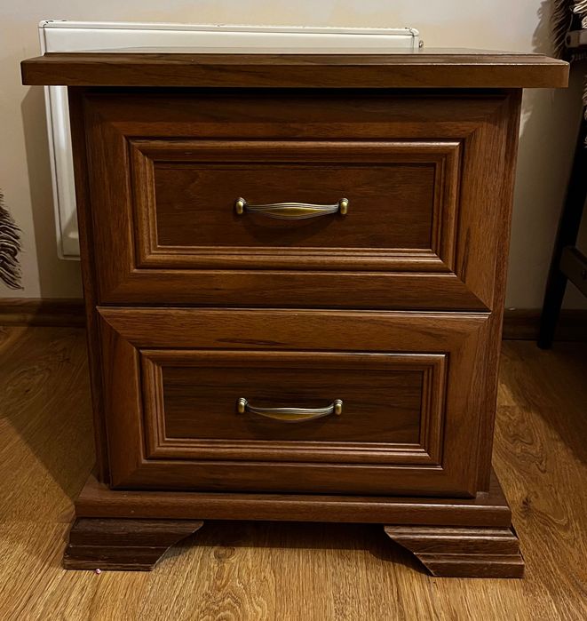 Brązowa szafka nocna