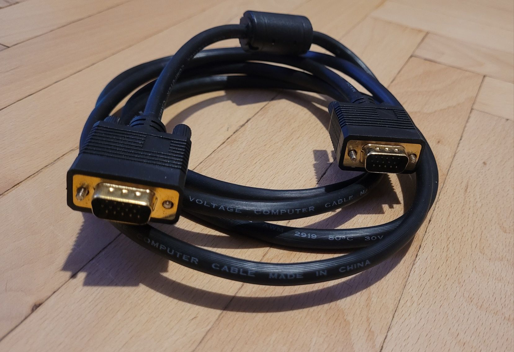 Kabel przewód monitorowy łączący monitor z komputerem