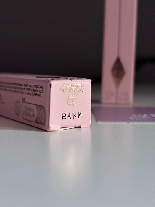 Charlotte Tilbury z serii Collagen Lip Bath Pillow Talk Fair