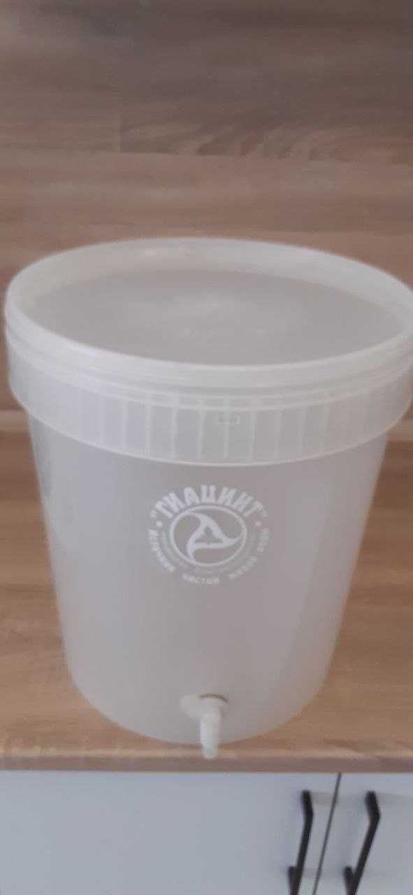 Пластиковая емкость для питьевой воды с краником.