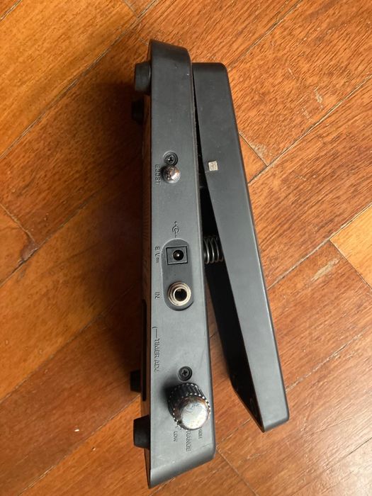 Pedal wah Behringer Hellbabe