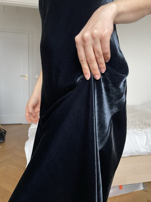 Czarna aksamitna sukienka jedwabna 34 XS zara Massimo Dutti połyskując