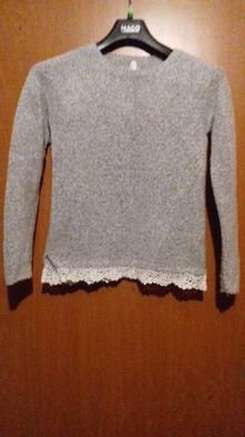 65. Sweter siwy z koronką