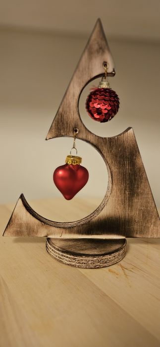 Choinka drewno dekoracje świąteczne  bąbki lampki ozdoby prezent