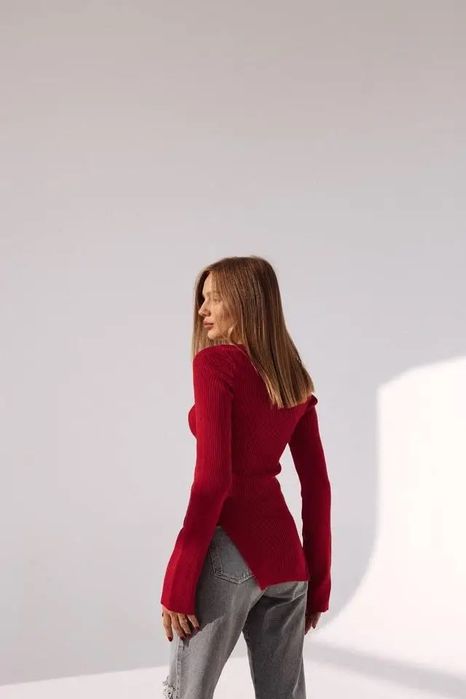 Кофтинка червона з вирізом в рубчик