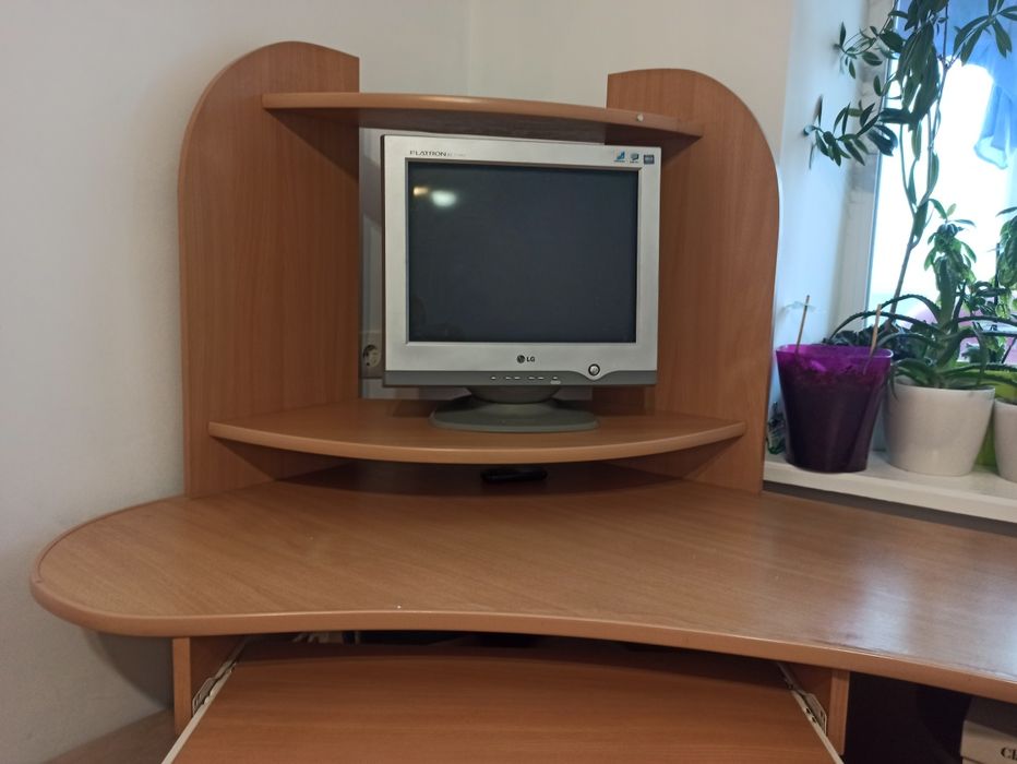 Стіл комп'ютерний кутовий