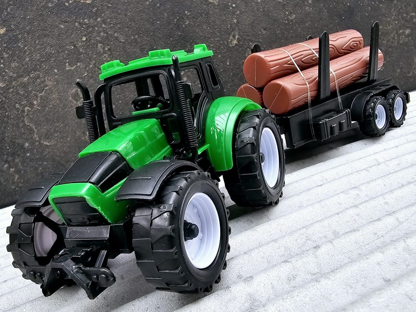 Nowy Traktor z przyczepą i drewnem - zabawki