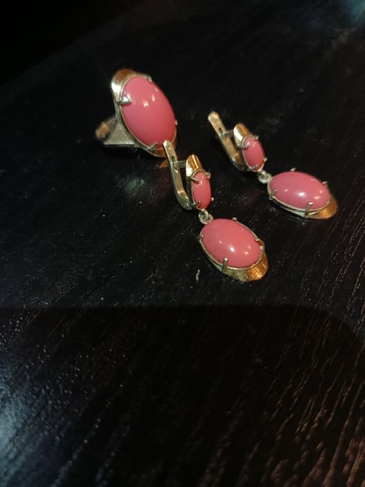 Винтажный ювелирный комплект с розовыми кораллами со вставкой золота