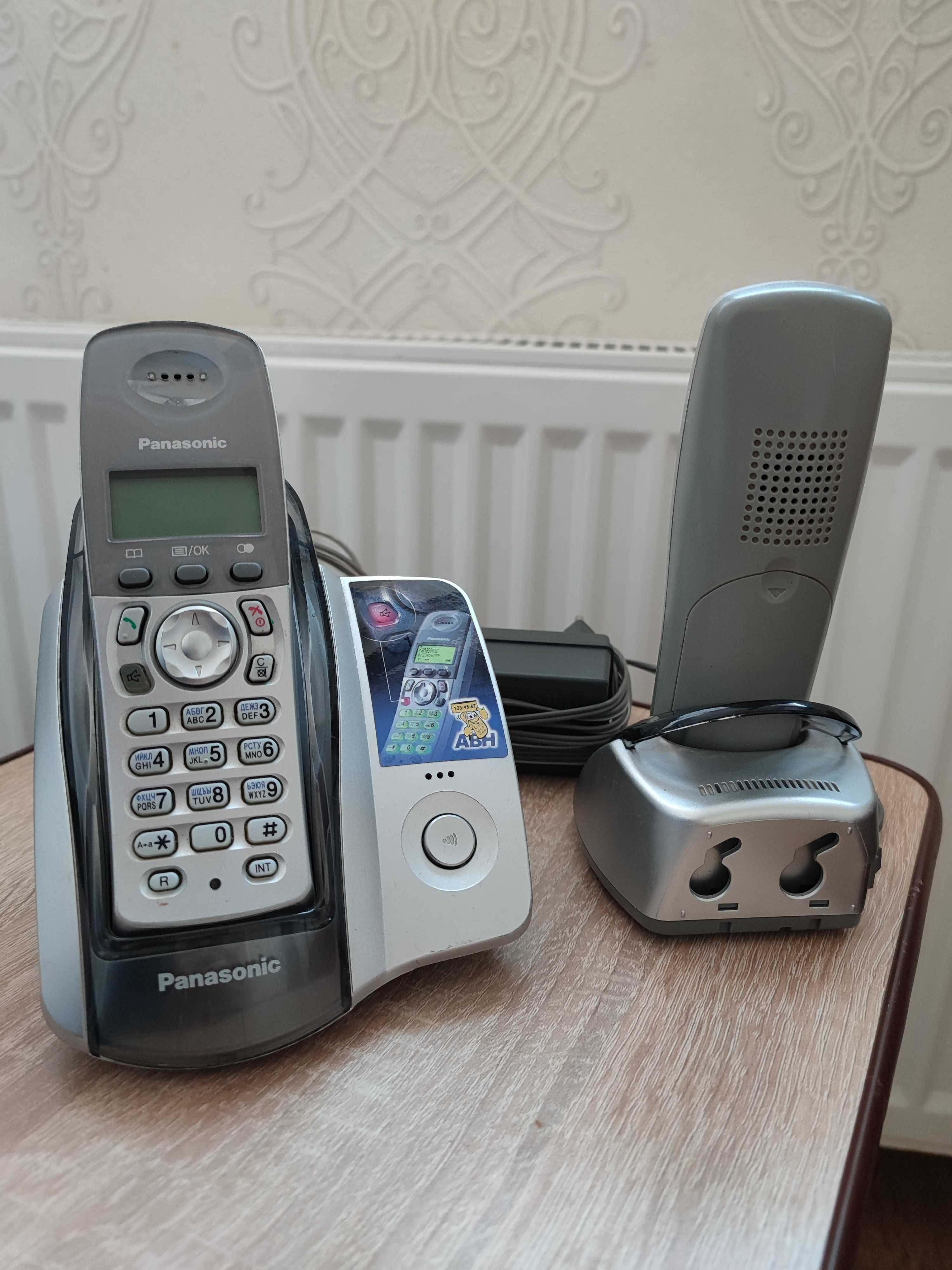 Радиотелефон / Телефон стационарный Panasonic (2 трубки в комплекте)