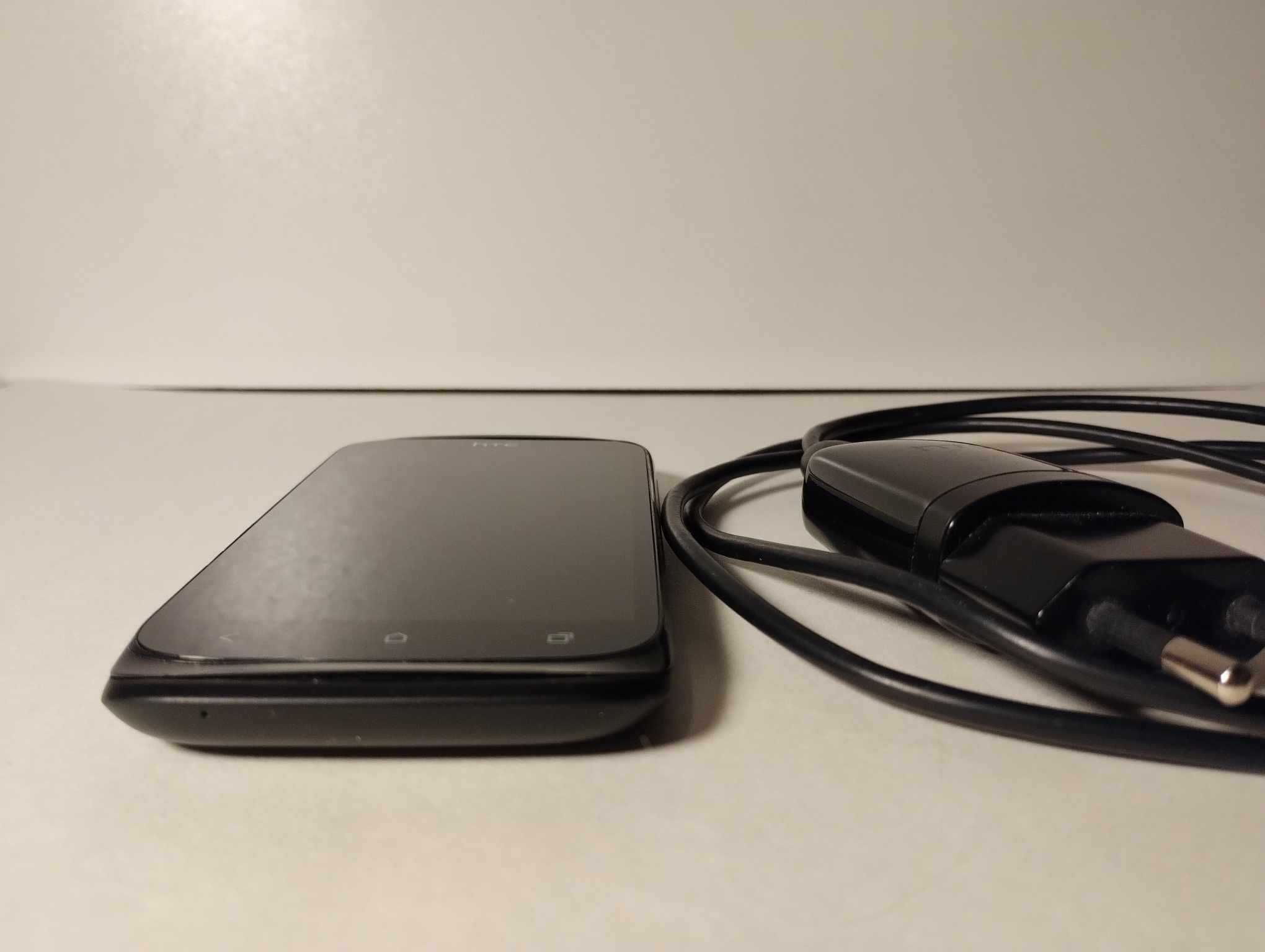 Smartfon HTC Desire X z oryginalną ładowarką
