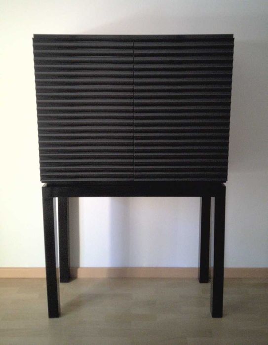 Móvel bar em mogno com prateleira de apoio embutida